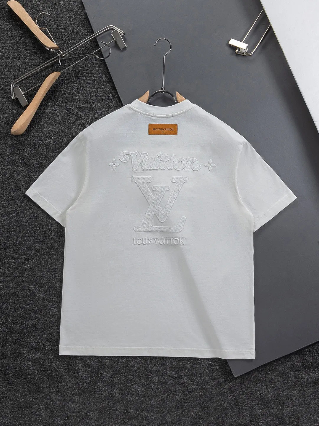 🅿️220 Louis Vuitton 1V LV slightly wide version S-XL LV 26ss new product counters are on the shelves at the same time. Multiple craftsmanship. Three-dimensional water-soluble cotton letters on the chest🪡 embroidery + water-soluble cotton large letters logo on the back🪡 embroidery. Round neck short-sleeved T-shirt, same style for men and women! Consigned to one-to-one creation. Synchronized with the official website, pure cotton fabrics at the counter! It is close to the skin and comfortable, durable and easy to wear. It has a classic and simple logo design and meticulous original craftsmanship. Short-sleeves, a must-have item for men, do not appear to be the same for the general public, but must be unique and eye-catching. This LV short-sleeve is all about quality, comfort, the same shape and fashion as always, including fabrics and cutting techniques. All of them have been made with great effort! 320 grams of washed pure cotton fabric, pure cotton is breathable, very refreshing and comfortable for daily wear. The rib knitting on the neckline is smooth and tight, and the neckline will not be skewed if you toss it at will. The loose version, you will find that it looks really good on the upper body. The overall is minimalist and neat, super versatile for daily use! Pair it casually with a pair of pants for a youthful look. A T-shirt will make your outfit crazy. It is a fashionable item that can never go wrong! Color: Black White Size: S-XL Size chart: S: Shoulder width 50-Bust 56-Length 70 M: Shoulder width 52-Bust 57-Length 72 L: Shoulder width 54-Bust 59-Length 74 XL: Shoulder width 56-Bust 62-Length 76